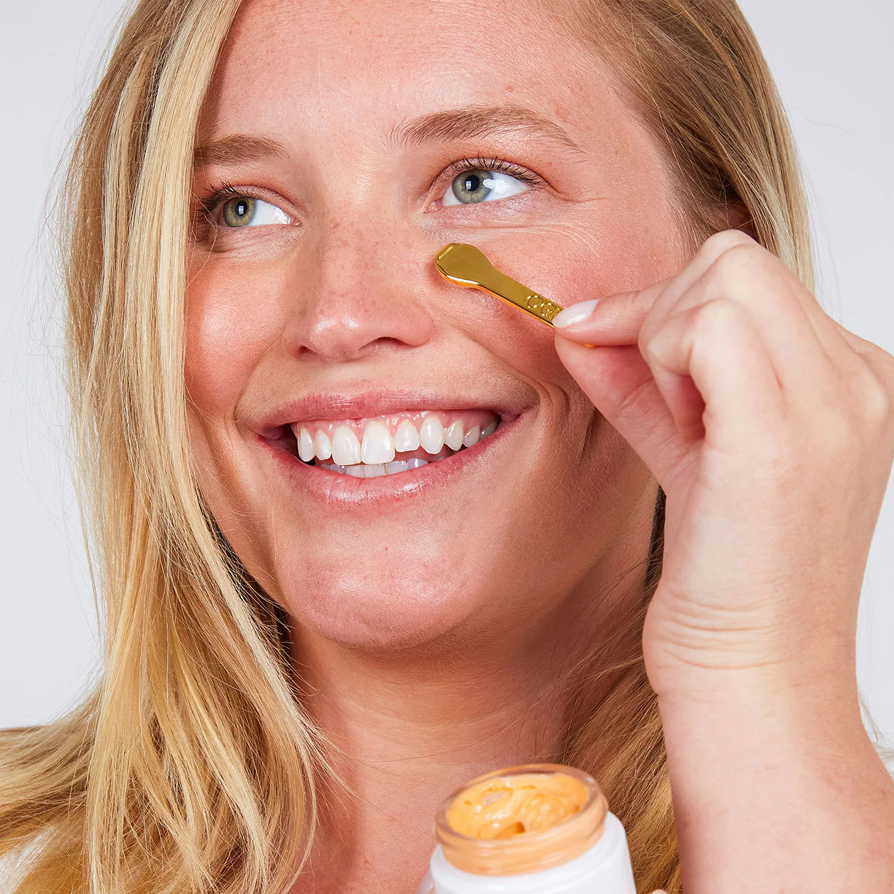 2460-brightening-botanical-eye-balm-4.webp Brightening Botanical Eye Balm
