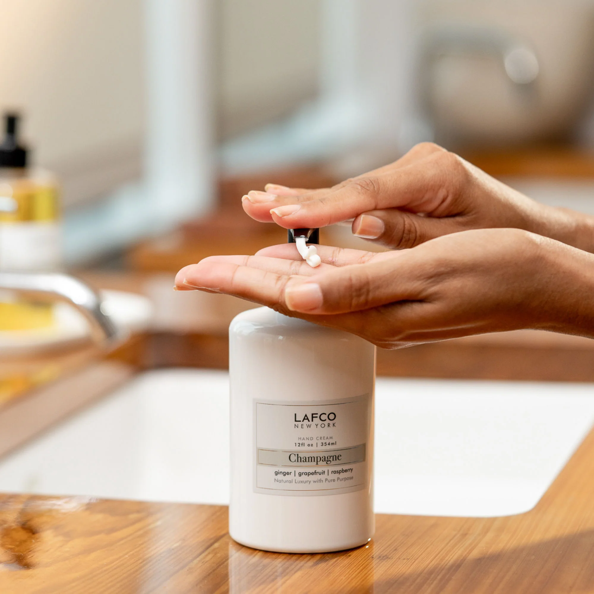 2839-champagne-hand-cream-4.webp Champagne Hand Cream