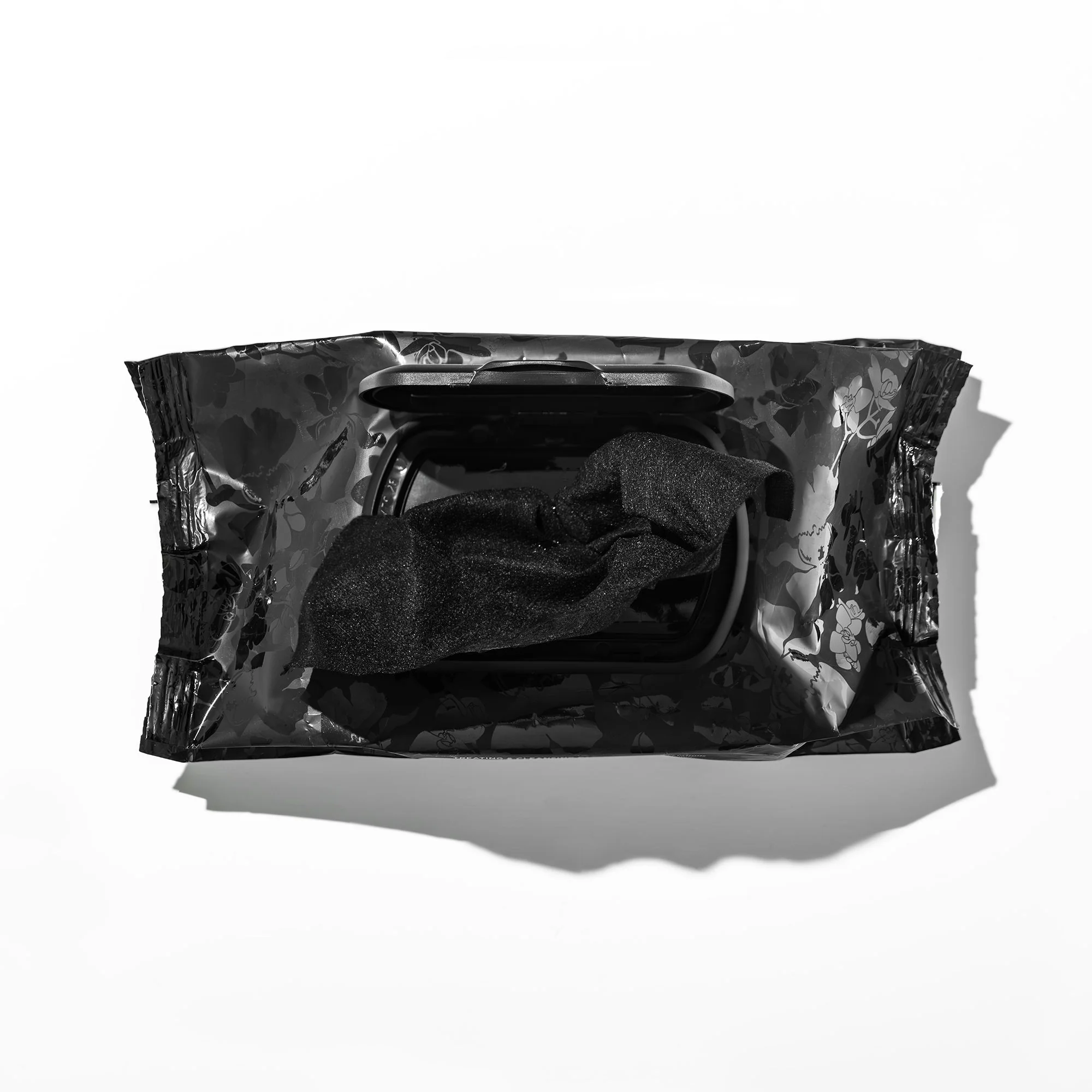 4311-essence-noir-cleansing-and-treating-facial-cloths-3.webp Essence Noir Cleansing and Treating Facial Cloths