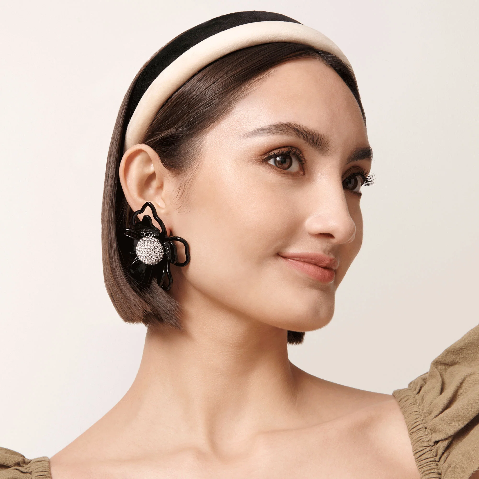 6426-latte-velvet-gigi-headband-2.webp Latte Velvet Gigi Headband