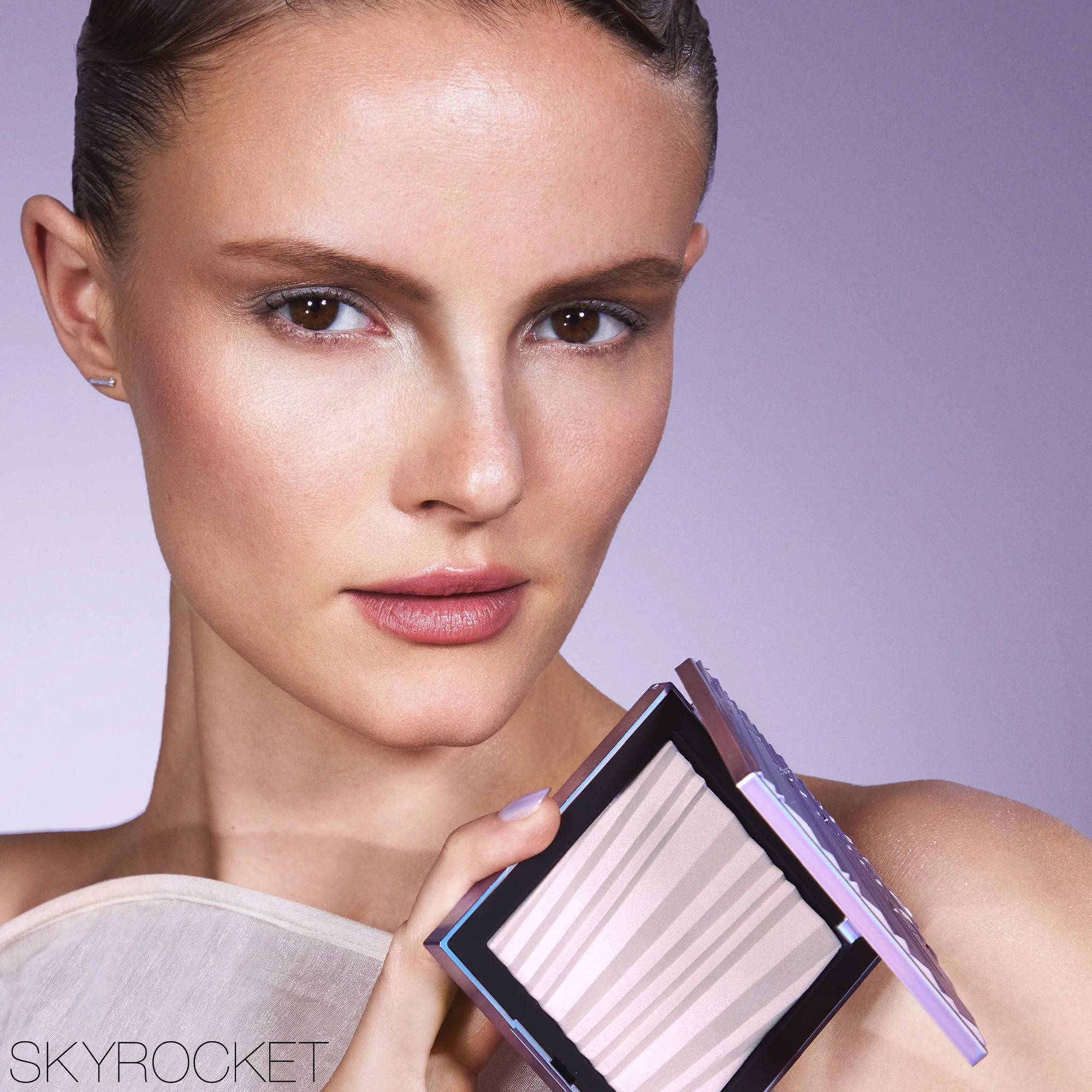 99-aura-illuminating-face-and-body-powder-limited-edition--3.webp Aura Illuminating Face and Body Powder (Limited Edition)